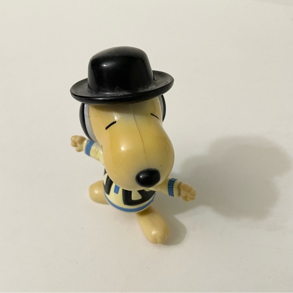 Snoopy World Tour Romania Figure Toy - Picture 9 of 12